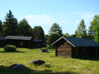 Peltolan Mäkitupalaismuseon vanhoja hirsirakennuksia Luhangan Tammijärvellä.